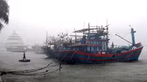 Tàu chìm do bão, nhiều gia đình lao đao