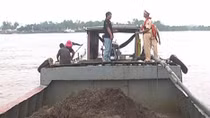Thường xuyên kiểm tra, giữ bình yên trên dòng sông Hậu