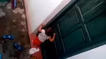 Tạm đình chỉ hai bảo mẫu nhốt trẻ, để trẻ ăn rác