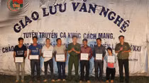 Thanh niên Công an làm đường bê tông cho thôn Bản Qua
