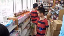 Phụ huynh lựa chọn sách truyện, đồ chơi an toàn