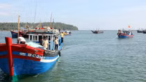 Hỗ trợ ngư dân bị tàu nước ngoài cướp, phá tài sản