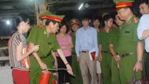 Nhà xưởng không lối thoát nạn, lao động không biết dùng bình chữa cháy