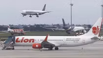 Indonesia: Máy bay phát nổ, 200 hành khách hoảng loạn
