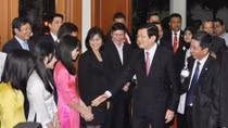 Chủ tịch nước Trương Tấn Sang thăm, nói chuyện với cán bộ, nhân viên Đại sứ quán Việt Nam tại Indonesia