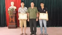 Tặng giấy khen hai quần chúng dũng cảm bắt giữ đối tượng bắt cóc trẻ em