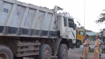 Xe máy chở 3 tông xe ben, cả 3 người thương vong