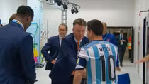 Đến lượt Luis van Gaal an ủi Messi