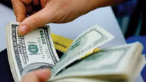 Ngược chiều thế giới, các ngân hàng đồng loạt tăng mạnh tỷ giá USD