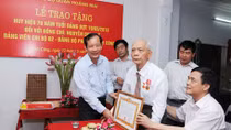 Trao Huy hiệu 70 năm tuổi Đảng tặng người cựu du kích Ba Tơ