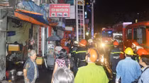 Khu phố náo loạn vì căn nhà ba tầng bốc cháy