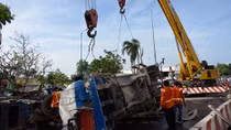 Xe tải kéo lê người đàn ông gần 10m