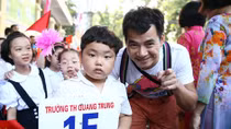 Xuân Bắc cùng Tự Long 'quậy' cùng các em nhỏ ngày khai giảng