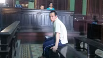 Mẹ vắng nhà, con gái bị cha dượng ‘liên tục giở trò’