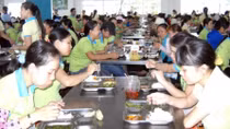 Đổi chủ bếp ăn khiến công nhân ngộ độc tập thể