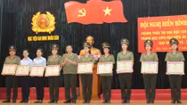 Tuyên dương 6 tập thể, 10 cá nhân điển hình học tập, rèn luyện tốt
