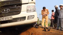 Nam thanh niên chết thảm dưới bánh xe bồn sau khi về thăm mẹ