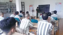 Lớp xóa mù U60 và đạo thầy - trò phía sau song sắt