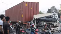 Xe container “húc” xe tải, tài xế may mắn thoát nạn