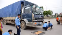 Xe chở hàng quá tải trên 200%, hất tung thanh tra giao thông lên nắp capô