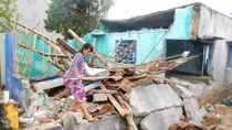 Xóm chài xơ xác sau bão số 4