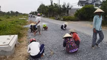 Người dân đổ xô bới đá dăm tìm ‘vàng’ vì tin đồn