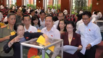 Lấy phiếu tín nhiệm và trách nhiệm người đứng đầu 