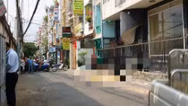 Thiếu tá quận đội rơi từ tầng 2 xuống đất tử vong