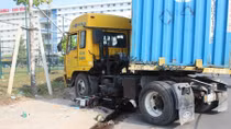 Xe máy nát bét dưới gầm container, một nạn nhân nguy kịch