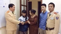 CSGT giúp đỡ cháu gái lạc đường do lên nhầm ôtô
