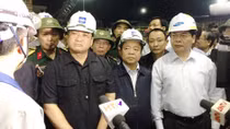 Phó Thủ tướng Hoàng Trung Hải tới hiện trường, thăm hỏi nạn nhân vụ sập giàn giáo