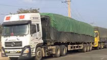 Tạm giữ hai xe chở quá tải gần 150%