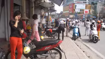 Nhiều bãi gửi xe tự phát “chặt chém” khách đi lễ chùa đầu năm