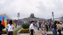 Hàng ngàn người dân đến chiêm ngưỡng Tượng đài Mẹ Việt Nam Anh hùng