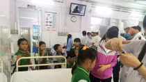 Hàng chục học sinh ngộ độc nghi ăn tàu hũ đóng hộp