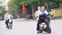 Học sinh vẫn vô tư đầu trần đi xe máy, xe đạp điện tới trường