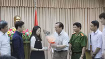 Trao trả hơn 35 triệu đồng của du khách Hàn Quốc để quên trên ô tô