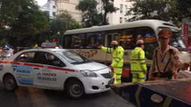 Người dân bất bình vì tài xế taxi cố thủ, ‘đẩy’ CSGT 100m