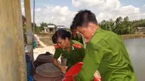 Công an huyện Cần Giuộc cấp nước sạch miễn phí cho nhân dân 