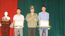 Trao giấy khen cho 2 quần chúng dũng cảm đuổi bắt cướp 