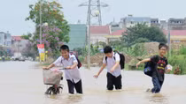 Người dân Hà Nội vẫn bị “mắc kẹt” sau trận mưa kỷ lục