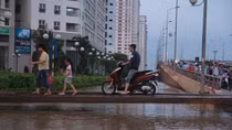 Hà Nội lắp cầu tạm qua đoạn đường bị ngập nặng
