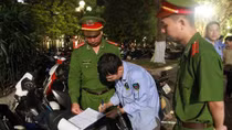 Bãi gửi xe trái phép vẫn ngang nhiên hoạt động bên hồ Hoàn Kiếm