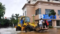 Bật cười với cách di chuyển trên những tuyến đường ngập nước ở Hà Nội