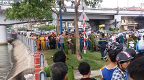 Nam thanh niên bái lạy tứ phía rồi… chìm xuống sông
