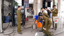 Bắt khẩn cấp 8 đối tượng ăn bớt xăng dầu bằng điều khiển từ xa