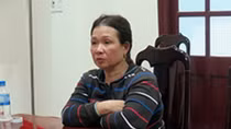 Một phụ nữ "ôm" hàng ngàn kíp nổ lên bãi vàng