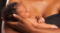 Em bé đầu tiên chào đời từ mô buồng trứng đông lạnh của mẹ