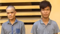 Ép chị em ngã xe rồi cướp