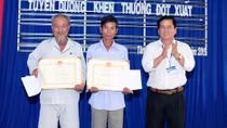 Khen thưởng người dân dũng cảm cứu 4 người chìm ghe